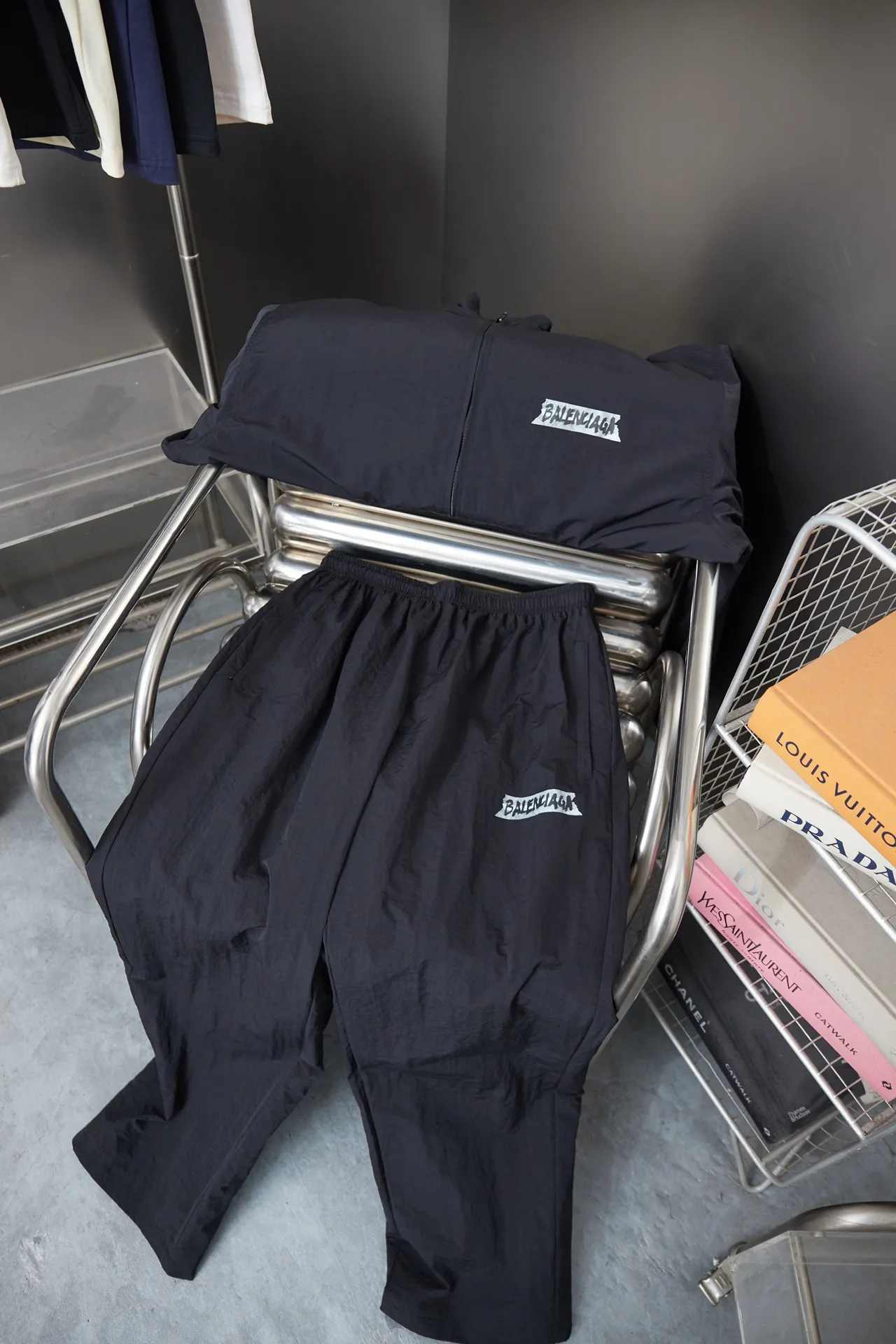155 Balenciaga 𝘽𝘼𝙇𝙀𝙉𝘾𝙄𝘼𝙂𝘼 BLCG 26SS 71 white tape printed sports suit Light luxury A must-have item for daily commuting for men and women Correct version Welcome to compare Detailed features · Customized matt Taslan jacket fabric · The fabric has undergone a waterproof coating process · The interior is made of three-grade polyester bird's eye mesh · OS ultra-loose silhouette design · Side zipper pockets Small stand-up collar design · Internal zipper pocket design · Elastic waistband design at the hem · Customized molded hardware zipper Jacket double puller design · Imported environmentally friendly glue thermoset ink printing process · Double side pockets on trousers · Original main mark washed tag brand packaging Color: Black Size: 46/48/50/52